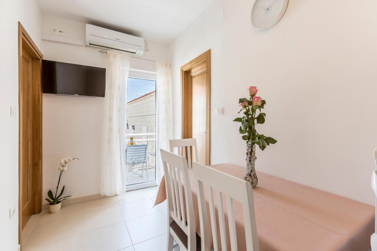 Apartmani Bezmalinovic Бол Екстер'єр фото