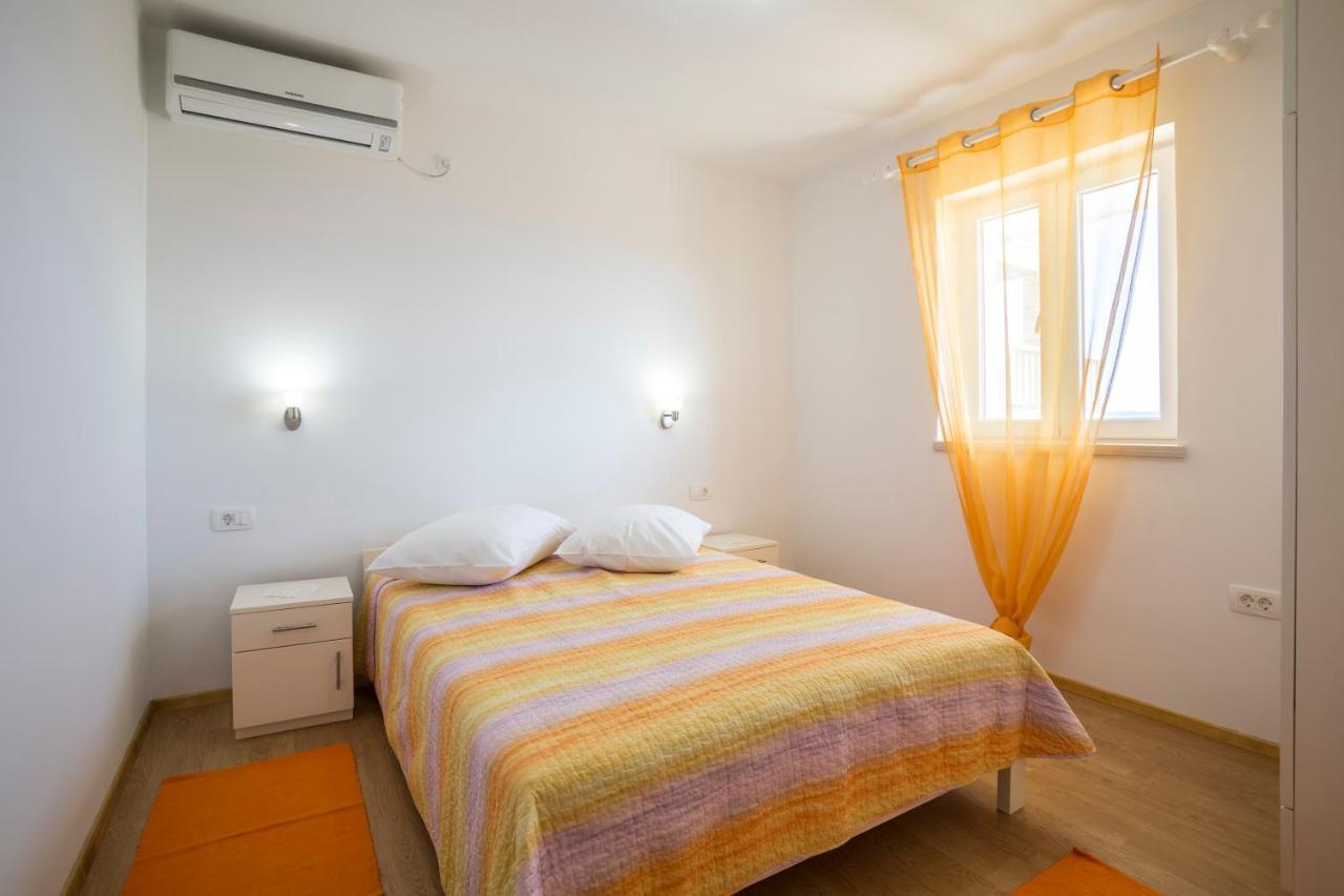 Apartmani Bezmalinovic Бол Екстер'єр фото
