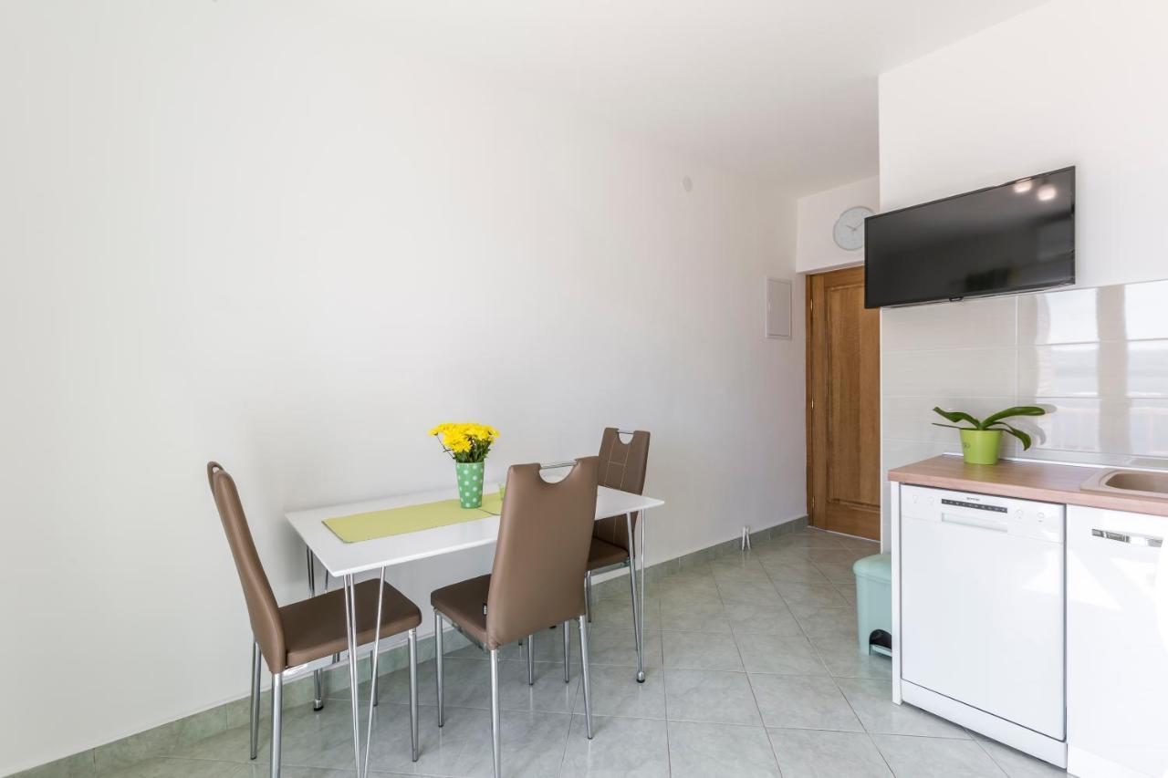 Apartmani Bezmalinovic Бол Екстер'єр фото