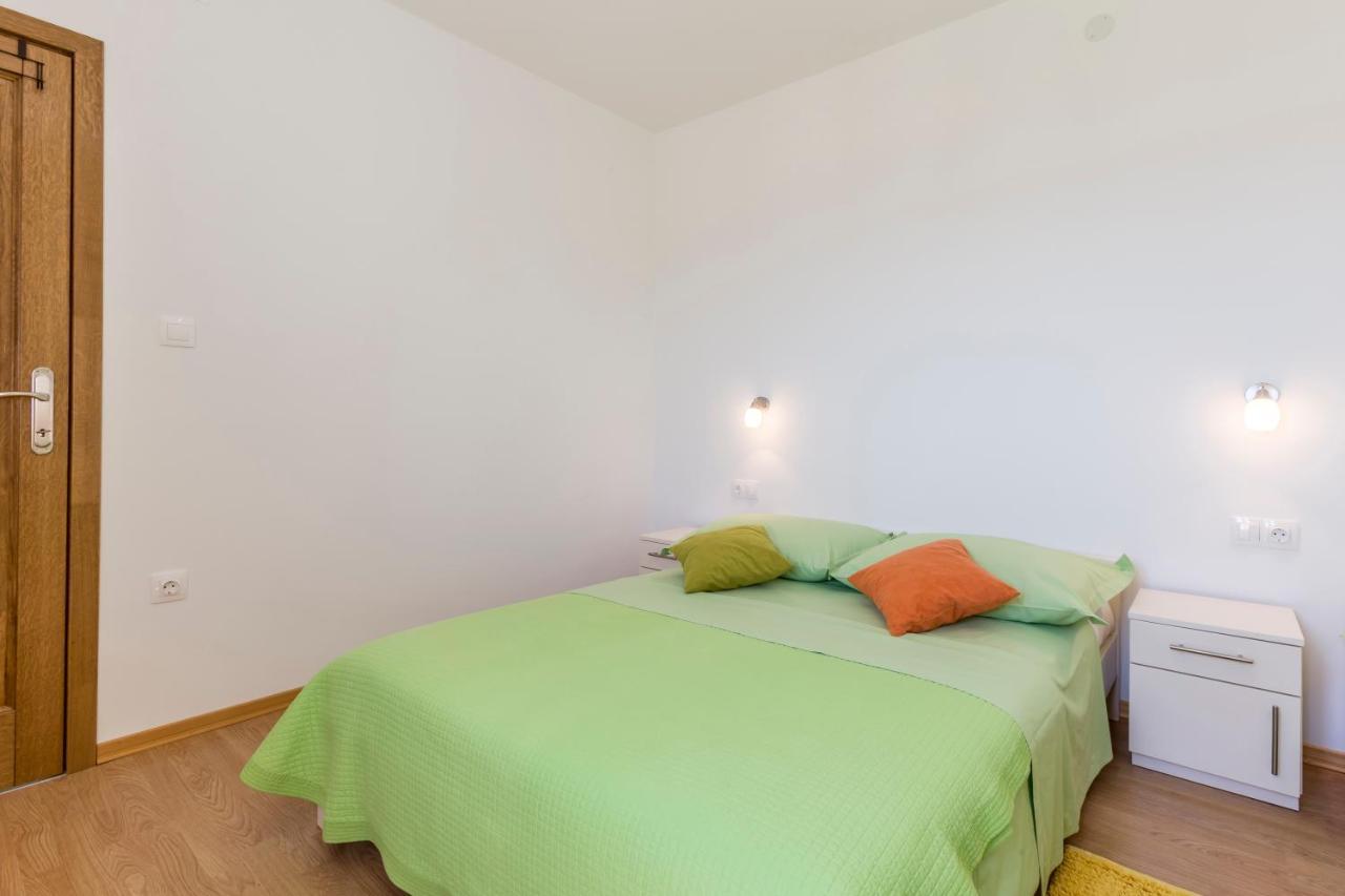 Apartmani Bezmalinovic Бол Екстер'єр фото