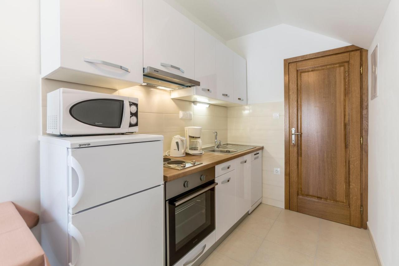 Apartmani Bezmalinovic Бол Екстер'єр фото