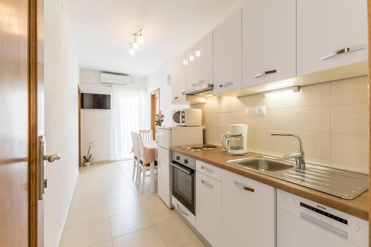 Apartmani Bezmalinovic Бол Екстер'єр фото