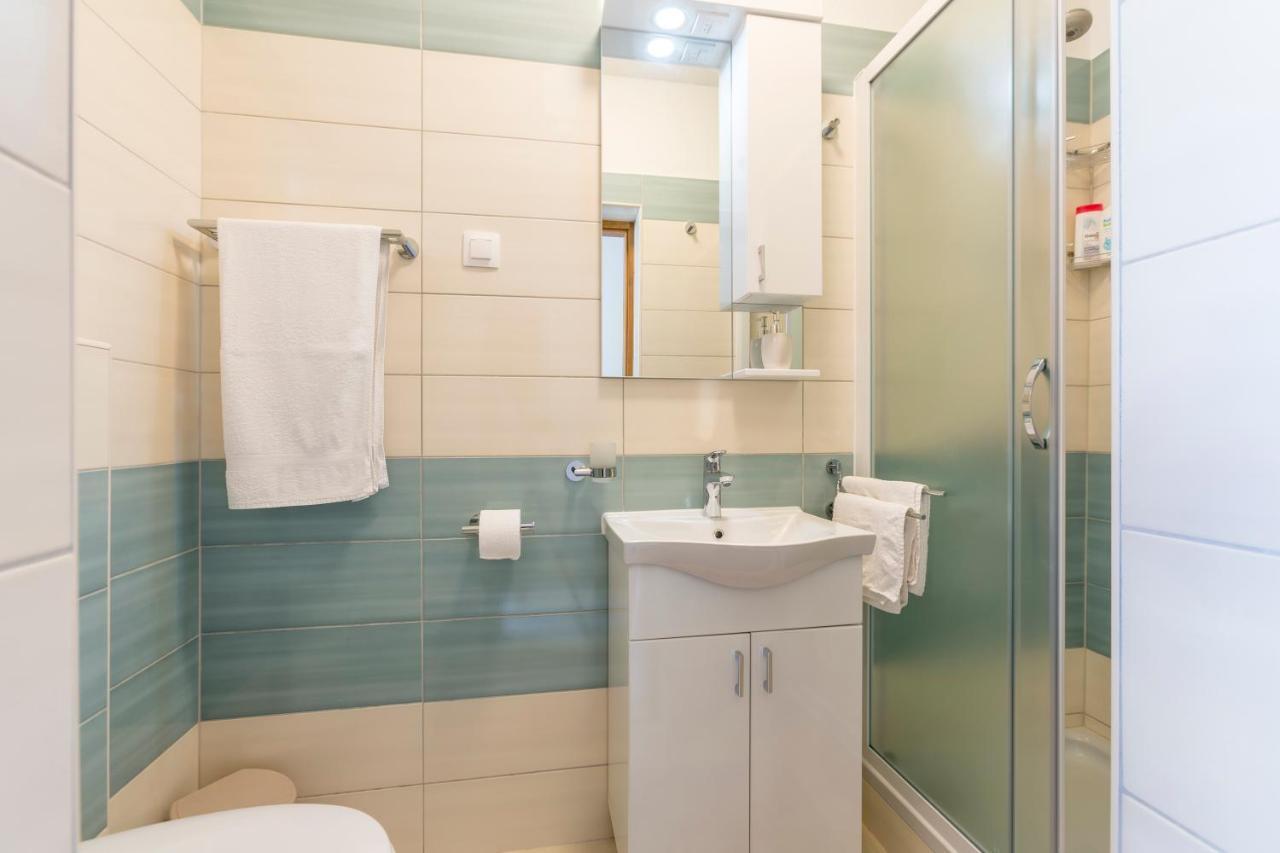 Apartmani Bezmalinovic Бол Екстер'єр фото