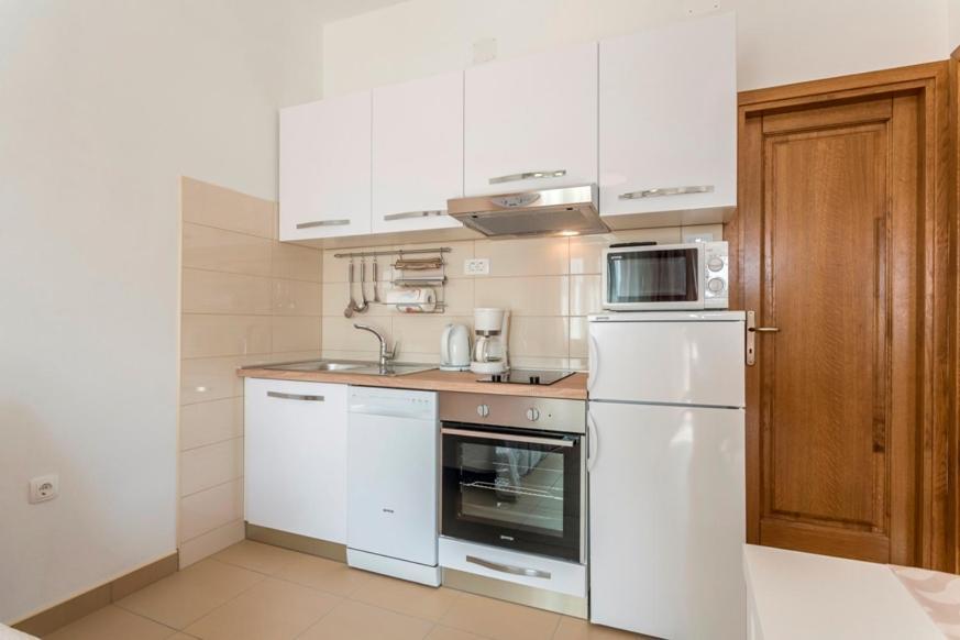 Apartmani Bezmalinovic Бол Екстер'єр фото