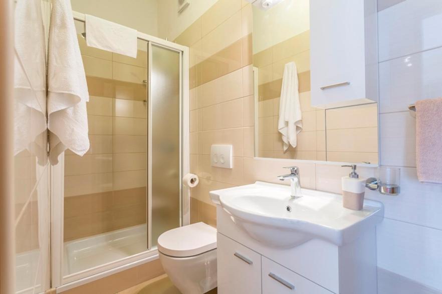 Apartmani Bezmalinovic Бол Екстер'єр фото