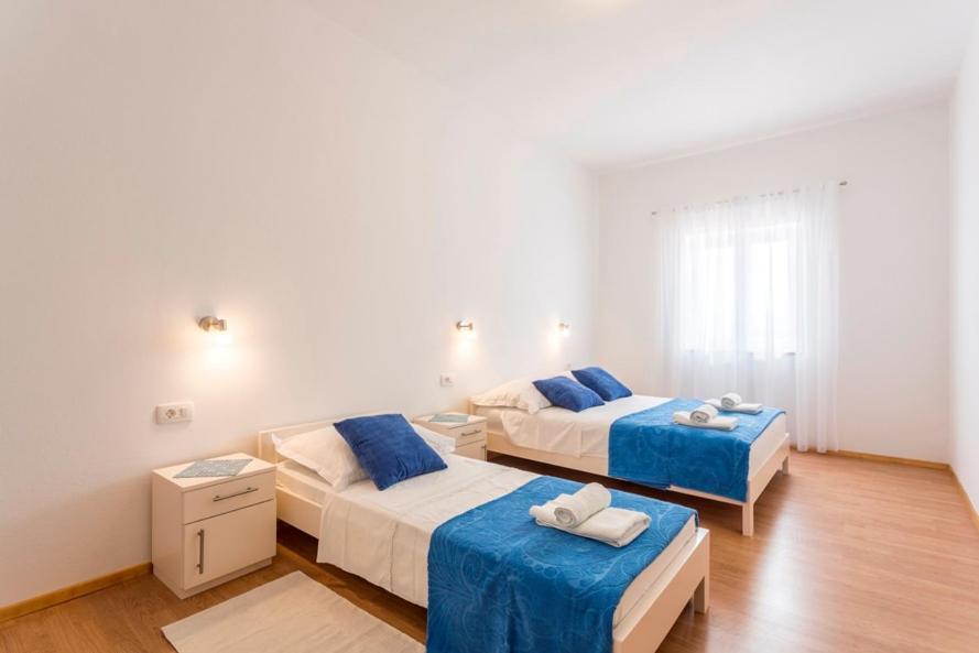 Apartmani Bezmalinovic Бол Екстер'єр фото