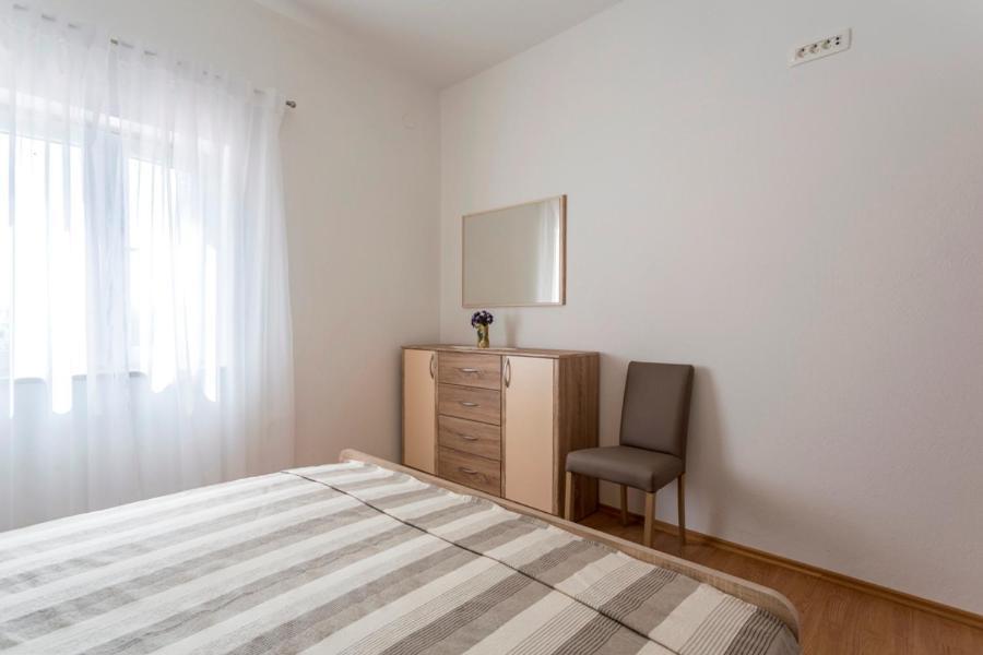 Apartmani Bezmalinovic Бол Екстер'єр фото