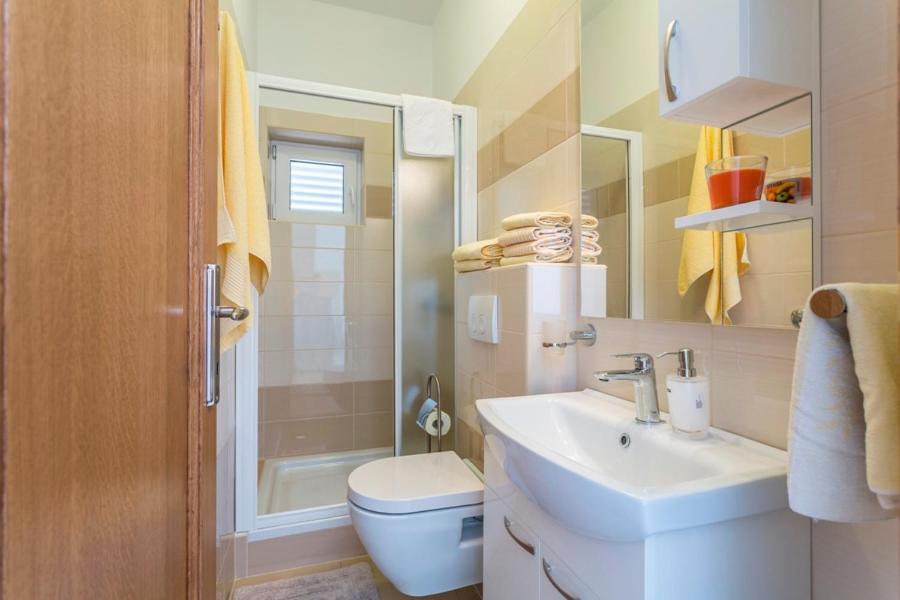Apartmani Bezmalinovic Бол Екстер'єр фото